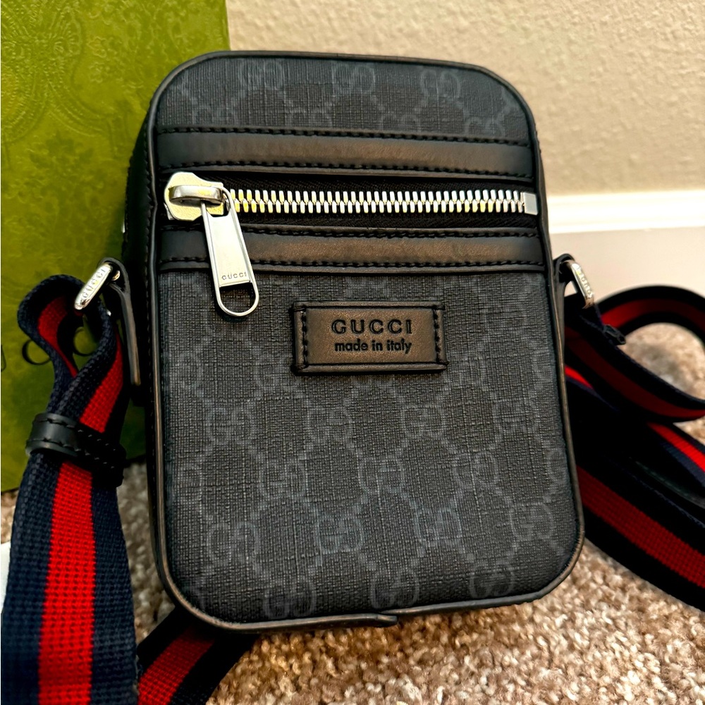 Authentic Gucci - GG supreme canvas Messenger Bag. Comes with box and dust bag.